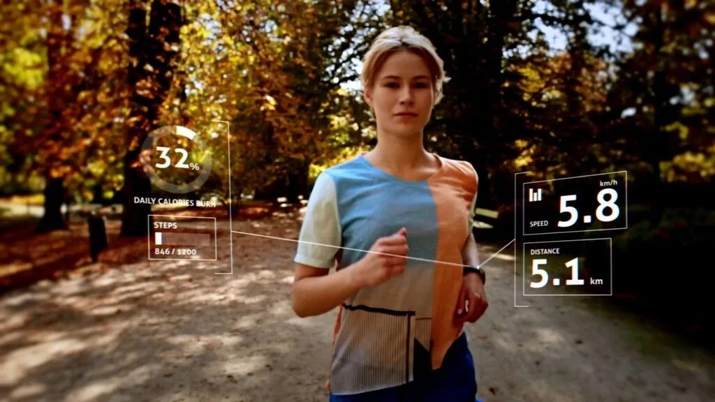 Included in the strap is also an accelerometer for fitness tracking