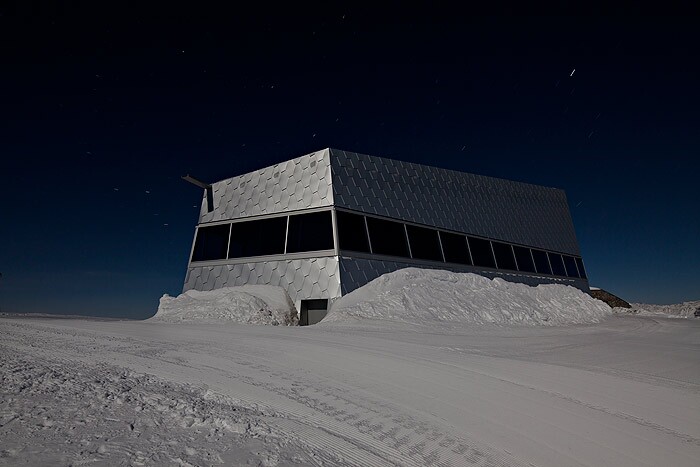 The restaurant at night (Photo: Scherrer)