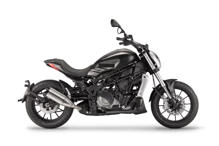 Benelli 402 S: shotgun exhausts and a parallel twin engine can't hide the design intent