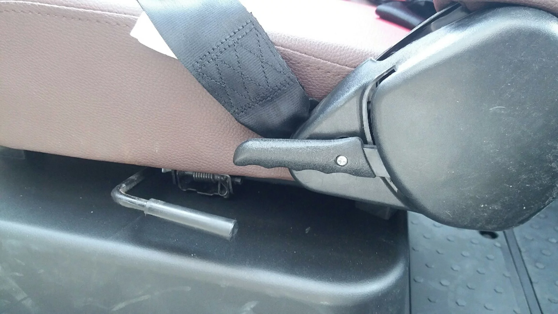 ZEV T3-1 Micro: seat tilt and slide levers