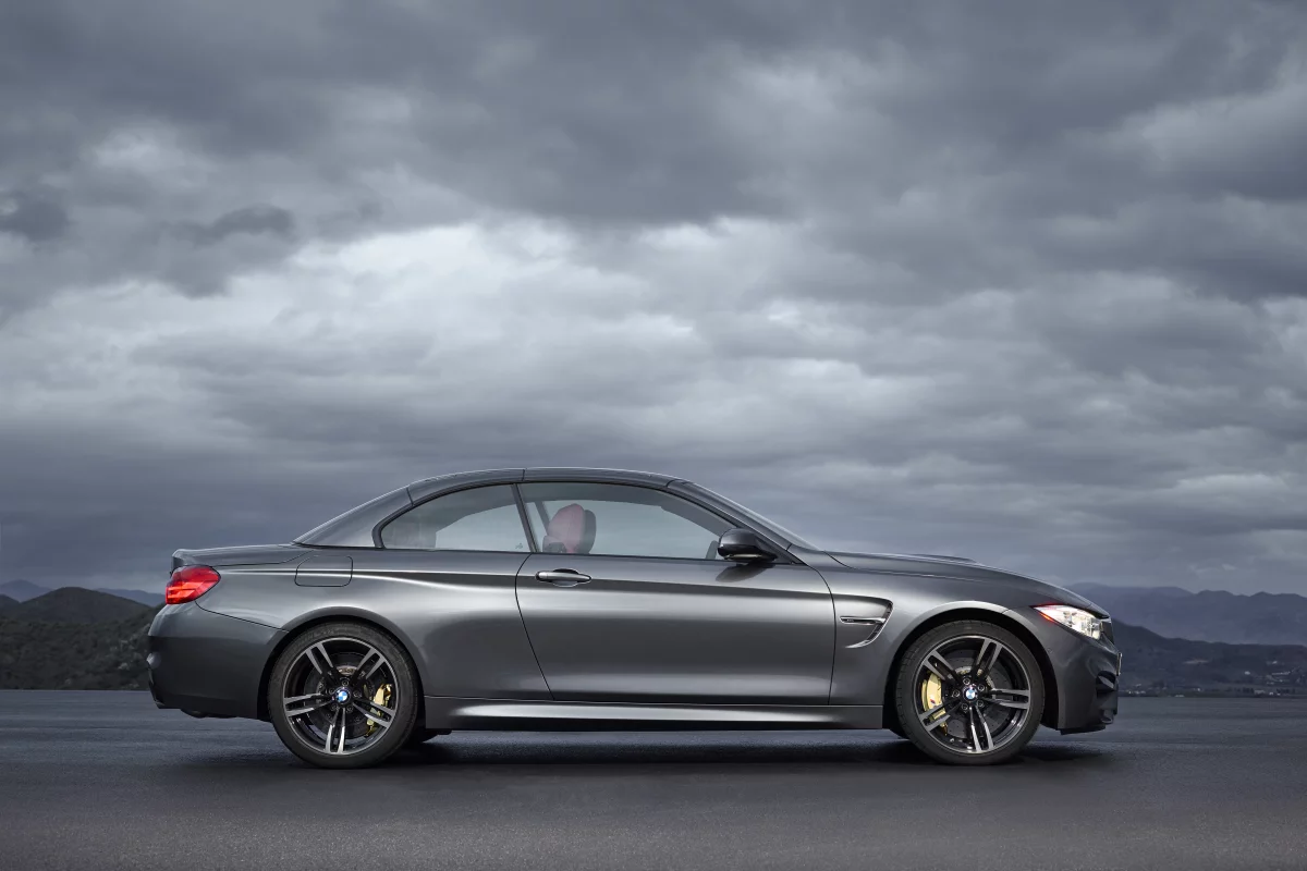 The three-section folding metal roof is capable of opening or closing in 20 seconds