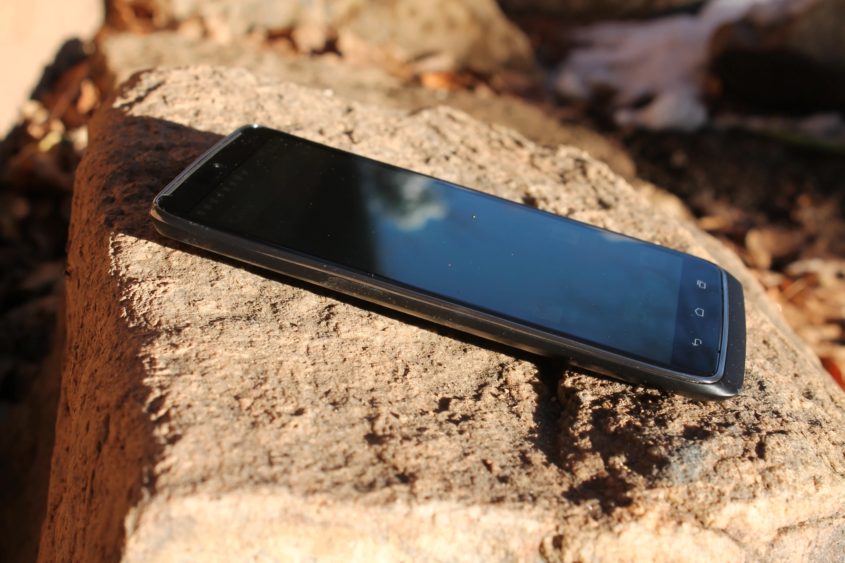 The Droid Turbo feels tough in the hand (Photo: Eric Mack/Gizmag.com)