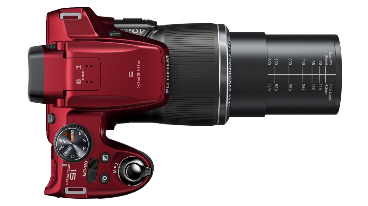 The S8200 has a 40x optical zoom lens (24 - 960 mm), while the S8300 has a 42x (24 - 1008 mm) version