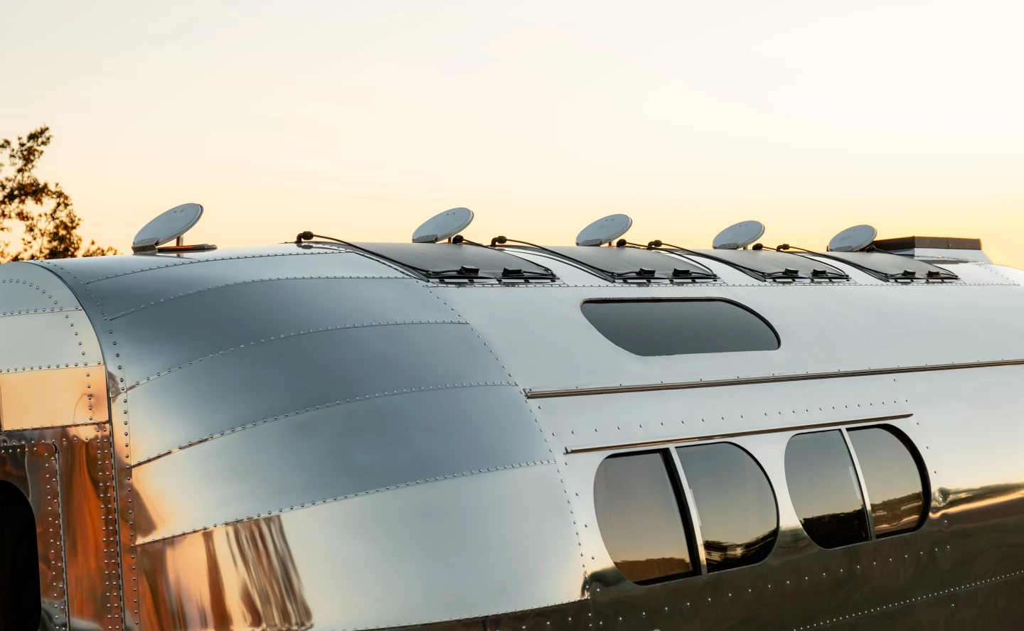 Trailer aluminium cantik yang terinspirasi dari pesawat terbang ini menampilkan tampilan baru di dalamnya