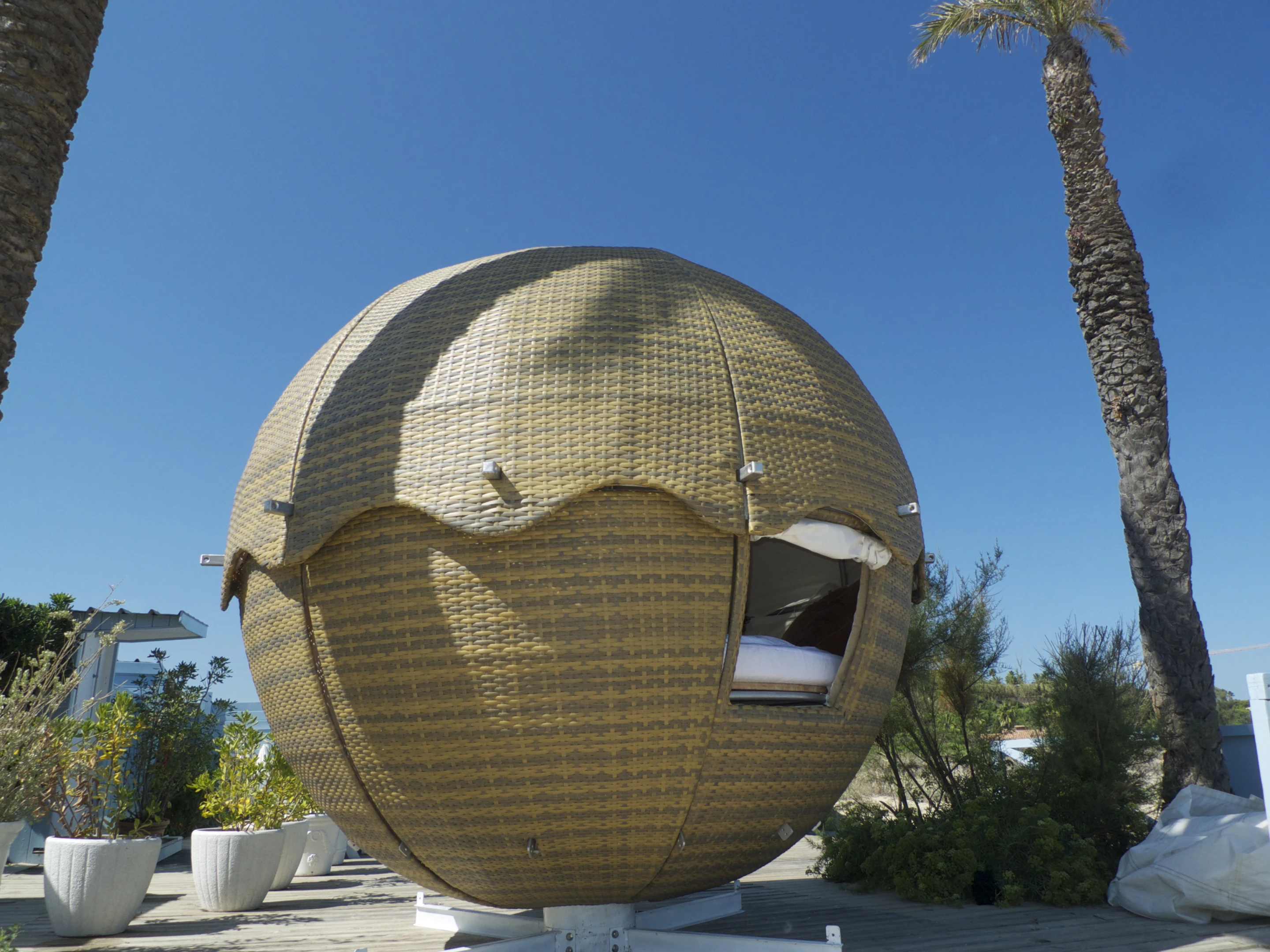 The Cocoon Tree Jungle edition has the same three-meter diameter T6 aluminum frame as the Basic model but comes in a little heavier at 418 pounds