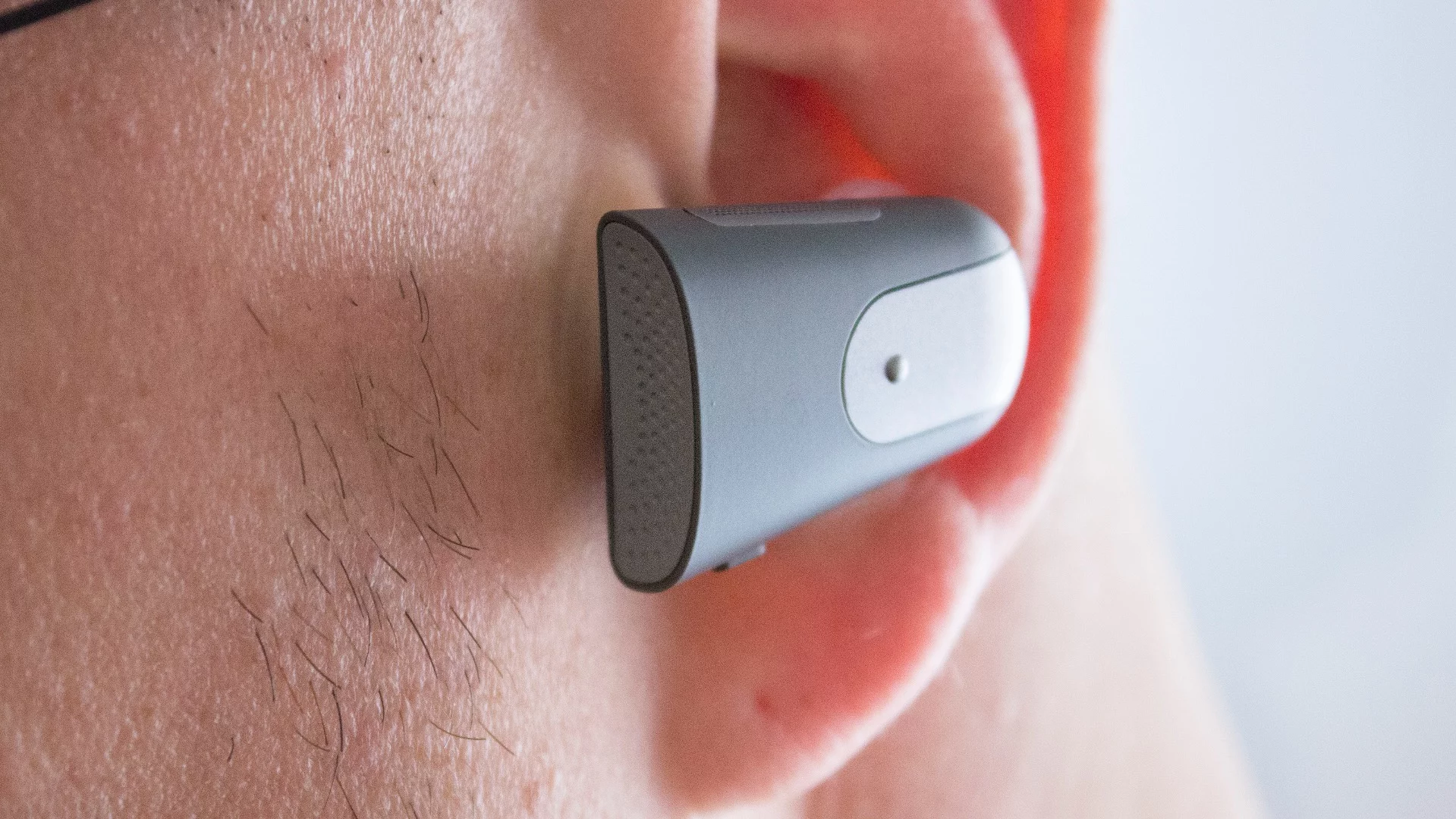 Gizmag reviews the Soundhawk – a next-gen hearing wearable designed to help people hear better in places like noisy restaurants or movie theaters
