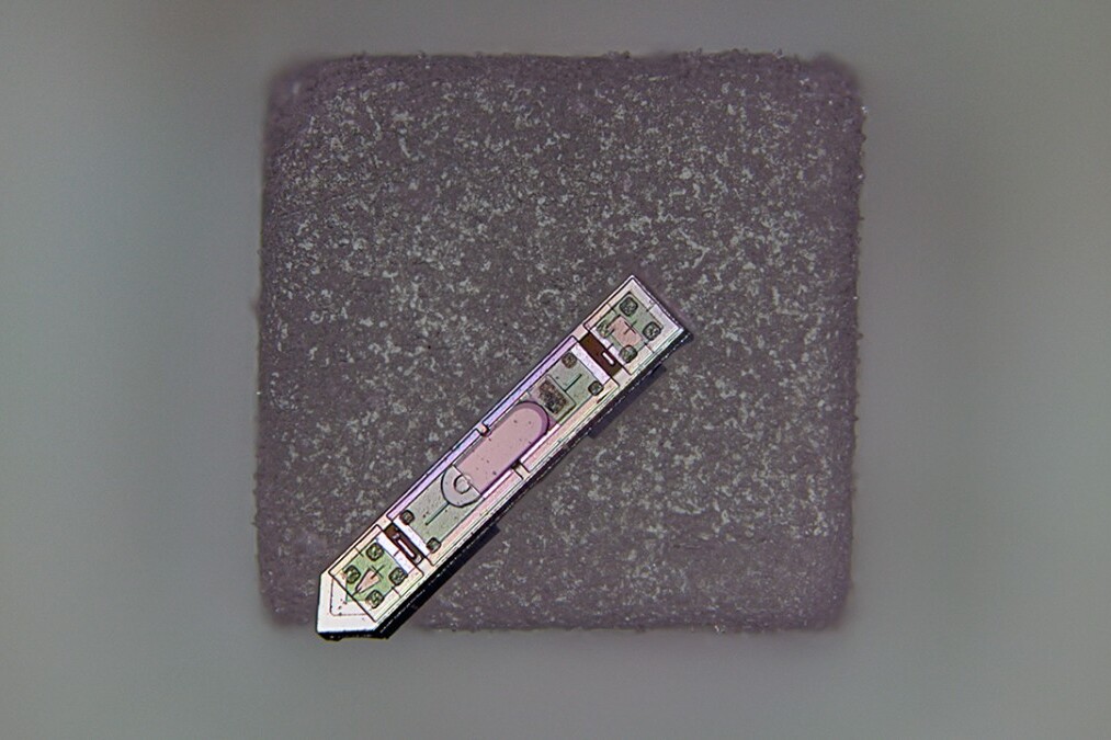 Wireless, laser-shooting, brain implant fits on a grain of salt