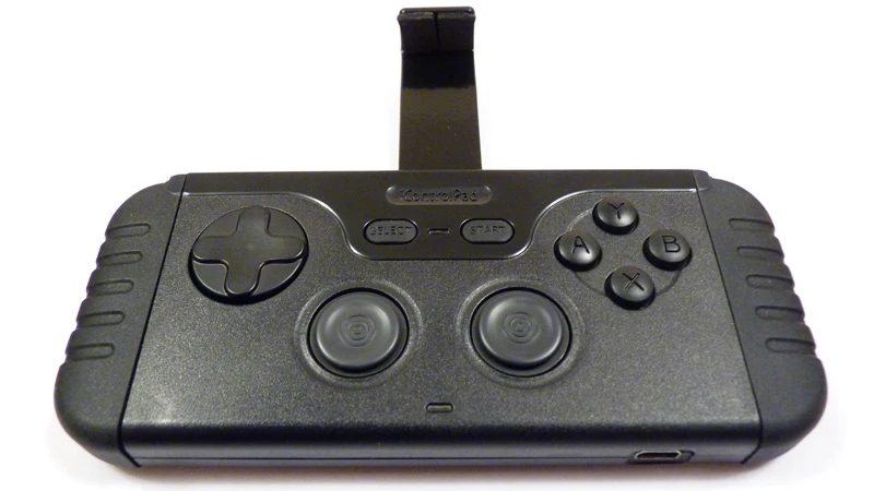 The built-in 1350mAh battery not only powers the iControlPad but can also juice up a user's smartphone via a USB adapter