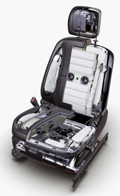 The dynamic multicontour seat has an innovative massage function in the backrest which makes a major contribution to driver-fitness safety.