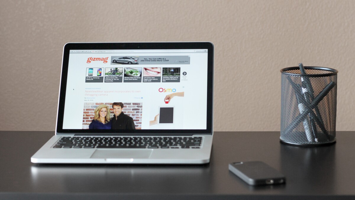 The rMBP's display measures 13.3 inches, with 2,560 x 1,600 resolution