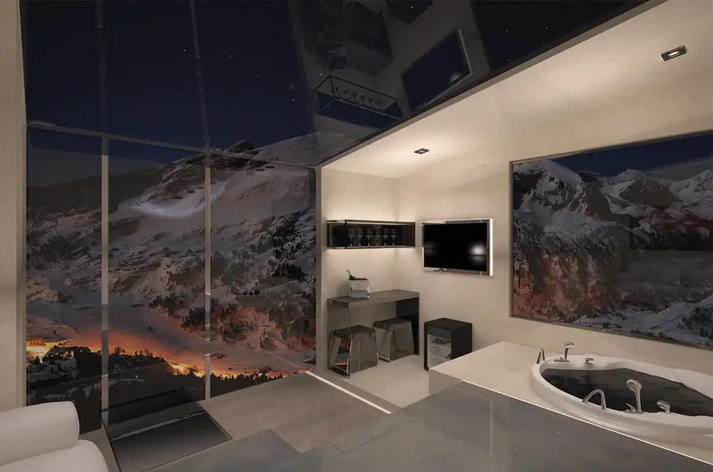 With its large windows and transparent roof, the Snowsuite Giano snow motorhome offers great views