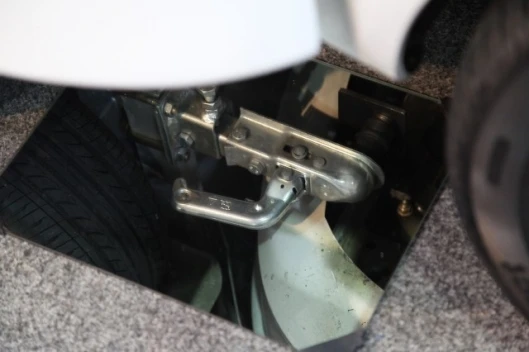 The "sideways" towbars used to connect the housing unit to the car