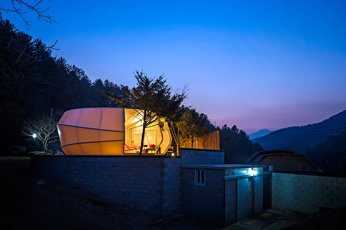 Each unit is built with a steel frame, which is covered with a strong double layered membrane (Photo: June Young Lim)
