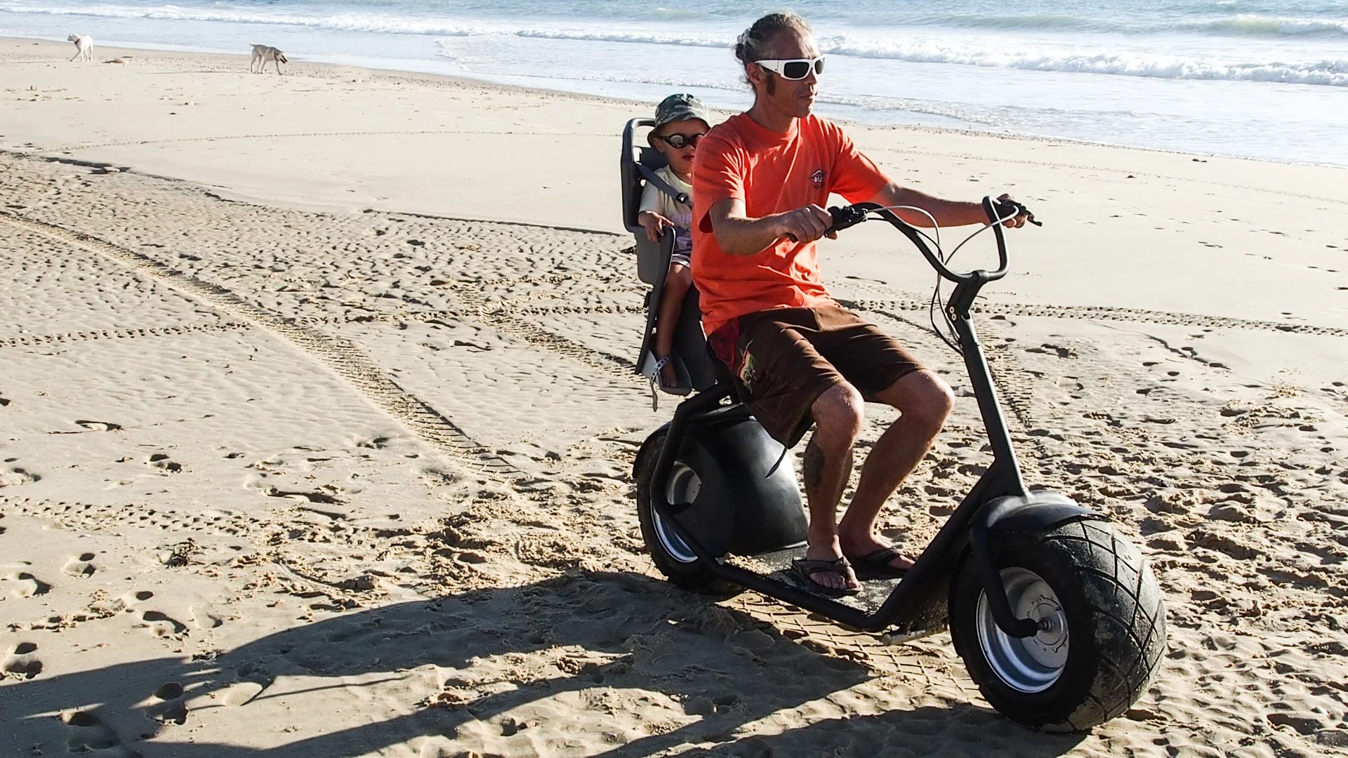 With its two oversized drive wheels, the eGroov manages all types of terrain, including sand