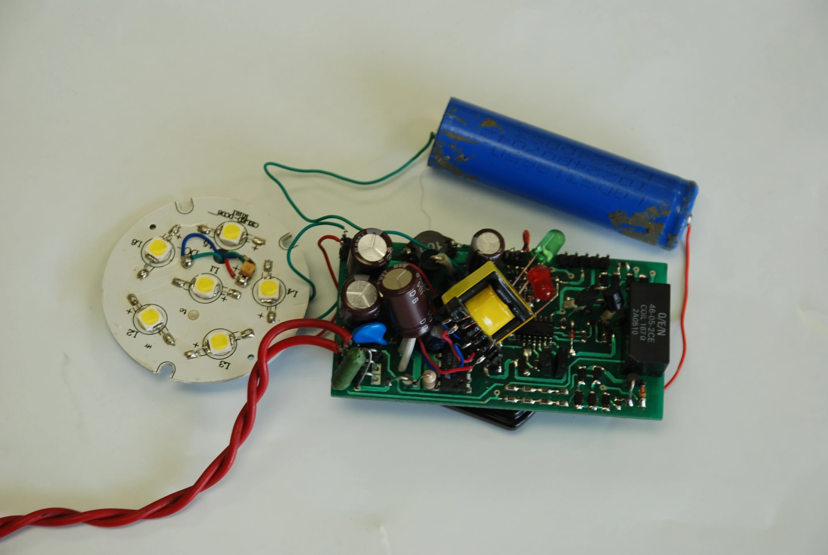 The light keeps shining thanks to an integrated 2200 mAh Li-ion battery that offers up to four hours of continuous use