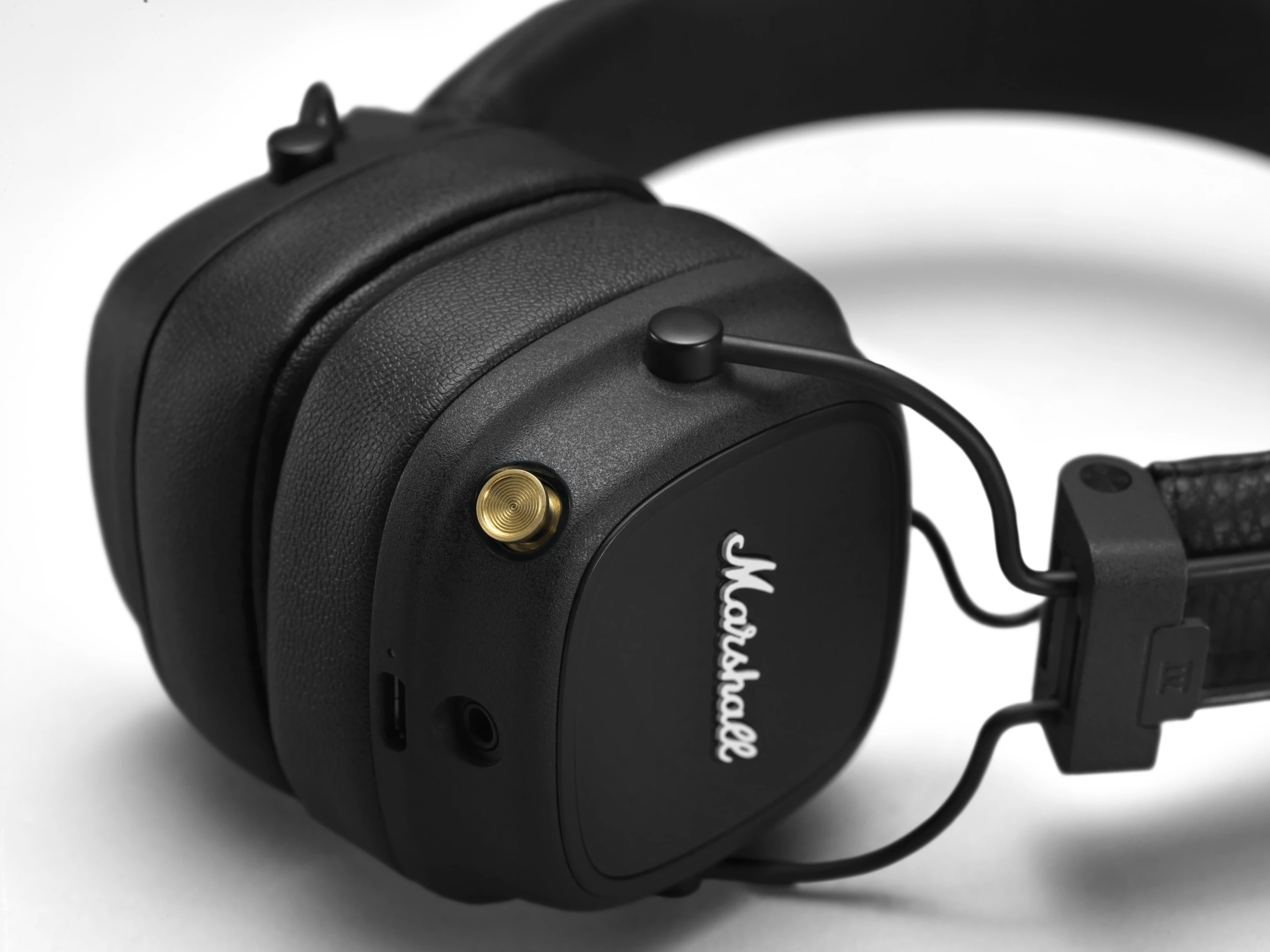 The multi-directional control knob is used to adjust volume, control playback and take calls