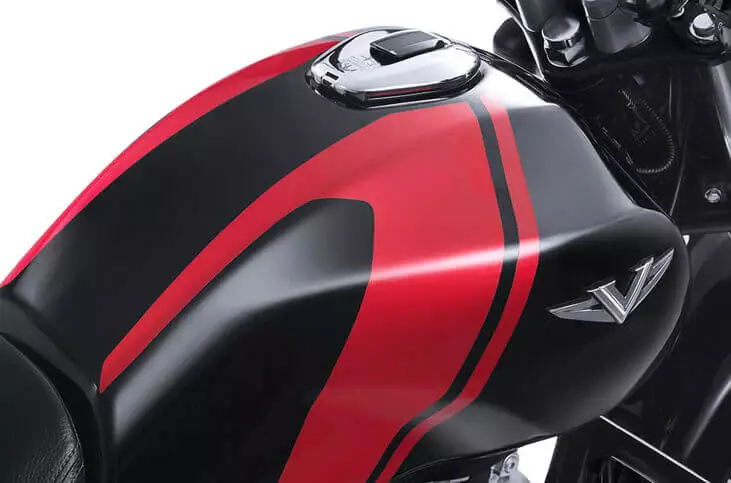 The elegant 13-liter fuel tank of the Bajaj V is made from recycled metal sourced from the INS Vicrant aircraft carrier