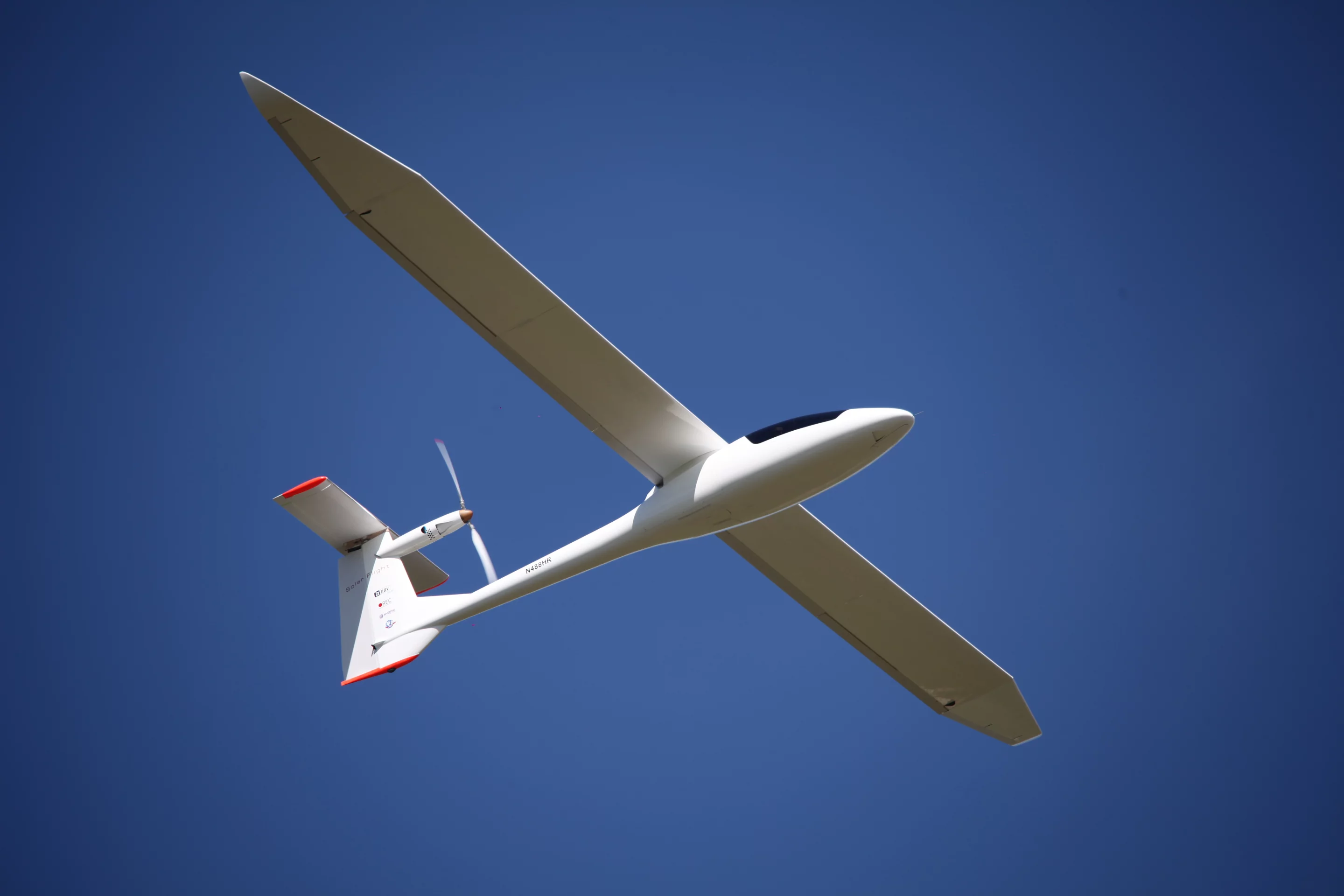 The Sunseeker Duo has a wingspan of 22 meters (72 ft) and weight of 280 kg (617.3 lb)