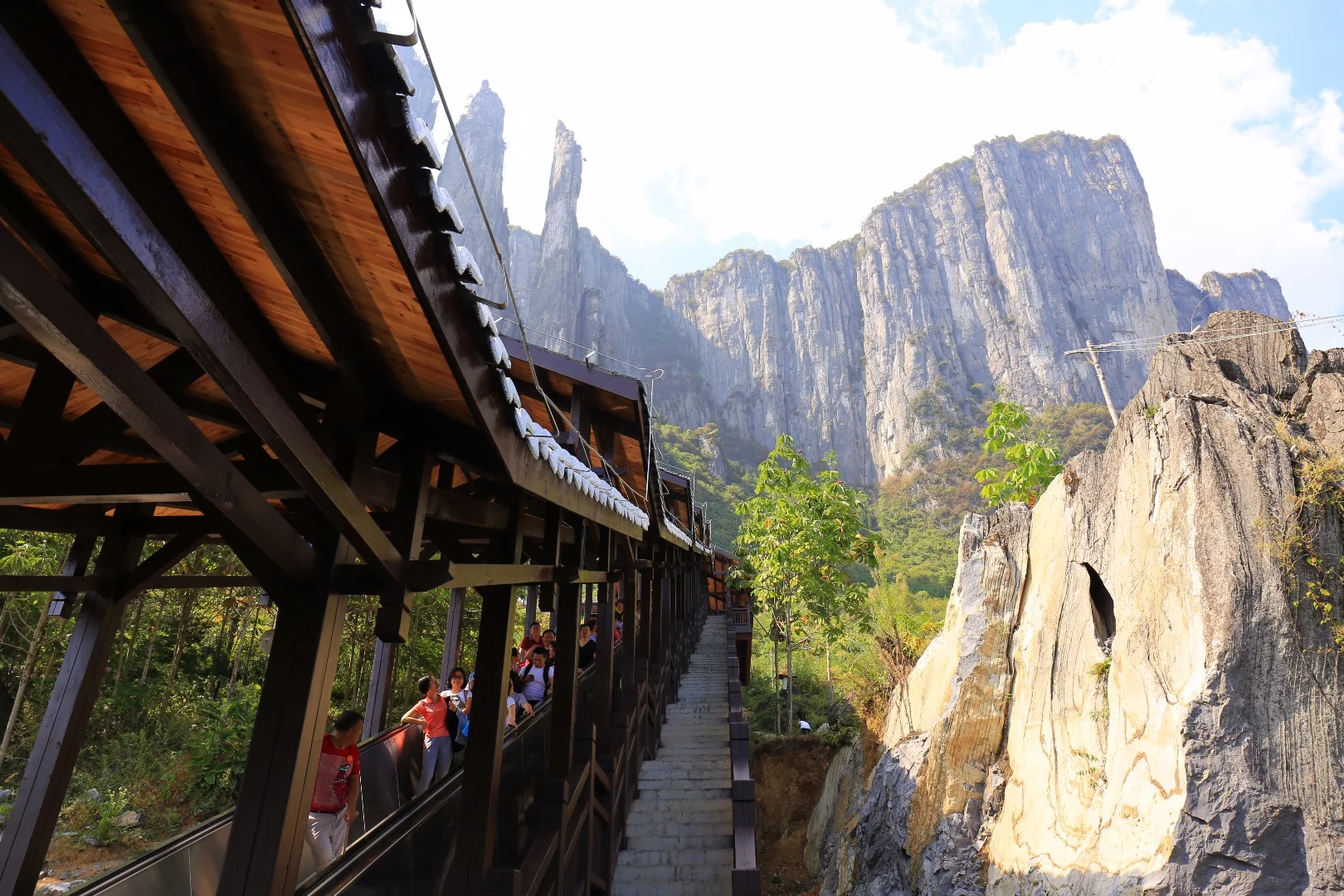 The world's longest sightseeing escalator in China can transport up to 7,300 visitors an hour