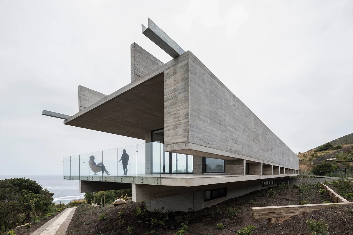 La Casa H is built into hills around the coastal town of Zapallar, leaning on a set of four monster reinforced concrete beams running the length of the structure