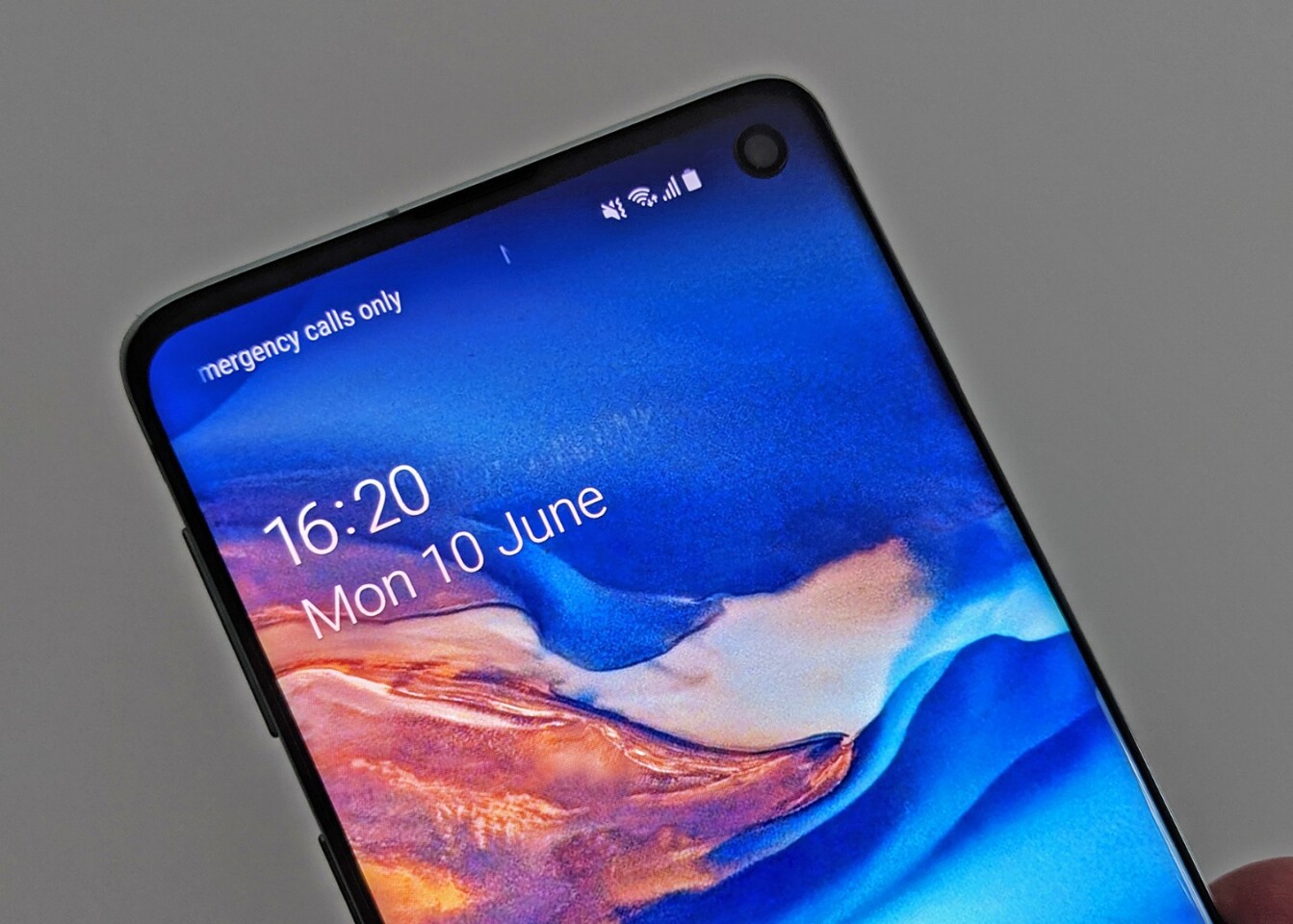 On this occasion Samsung has gone for a hole-punch notch with the S10