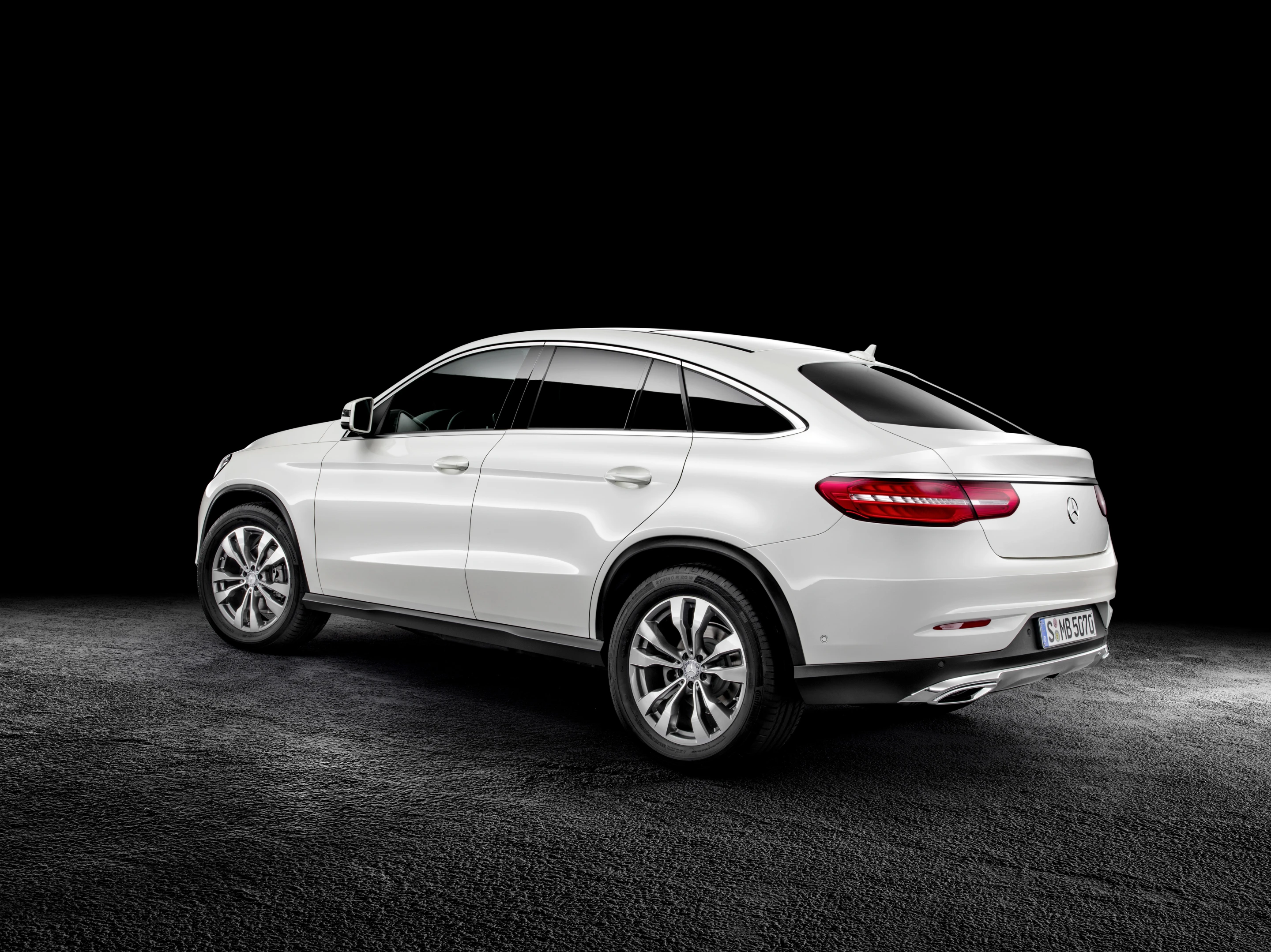 The taillights are reminiscent of those on the S-Class Coupe