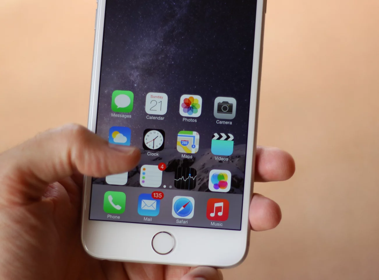 Activate Reachability by lightly double-tapping the Touch ID sensor (Photo: Will Shanklin/Gizmag.com)