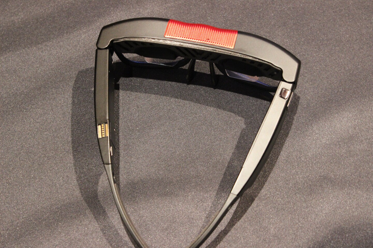 Top-down view of the AR glasses (Photo: Will Shanklin/Gizmag.com)