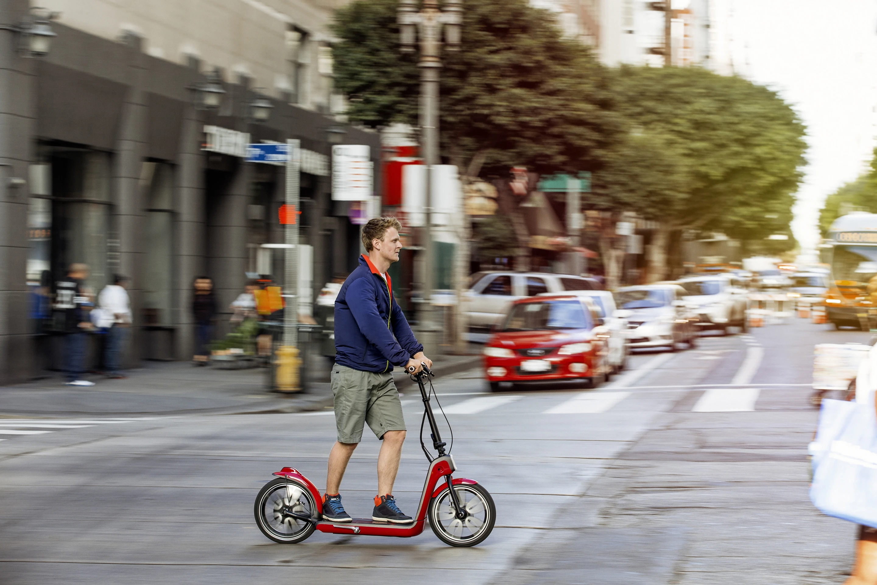 The lithium-ion battery is charged by a 12-volt automobile socket or regular wall outlet, which combines with regenerative braking to enable a range of 15 to 25 km (10 to 15 mi)