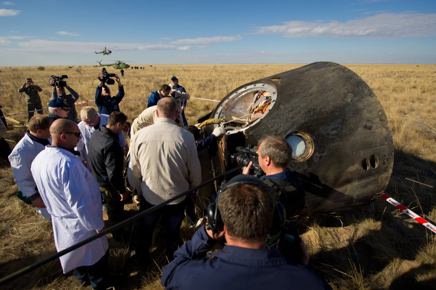 Return of three crew members from the ISS to the landing zone in Kazakhstan, September 16, 2011 (Image: NASA)