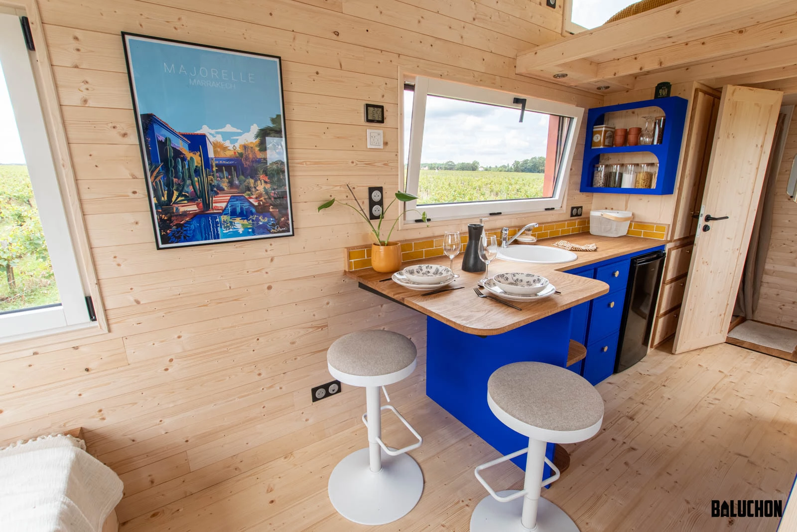 The kitchen in Leïla's tiny house includes a breakfast bar for two