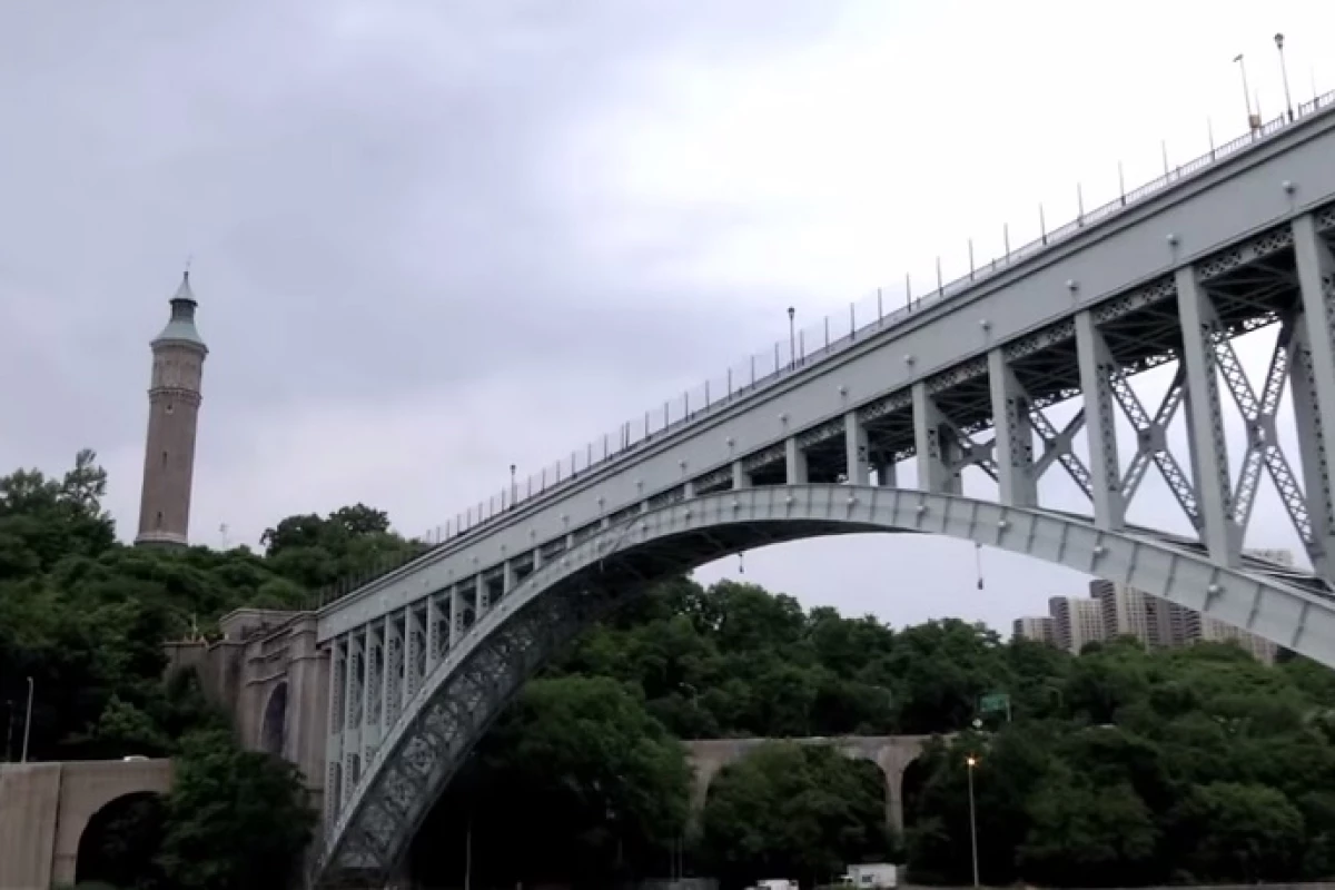 The High Bridge is the oldest standing bridge in New York, measuring 1,450 ft (442 m) long and 123 ft (37 m) high