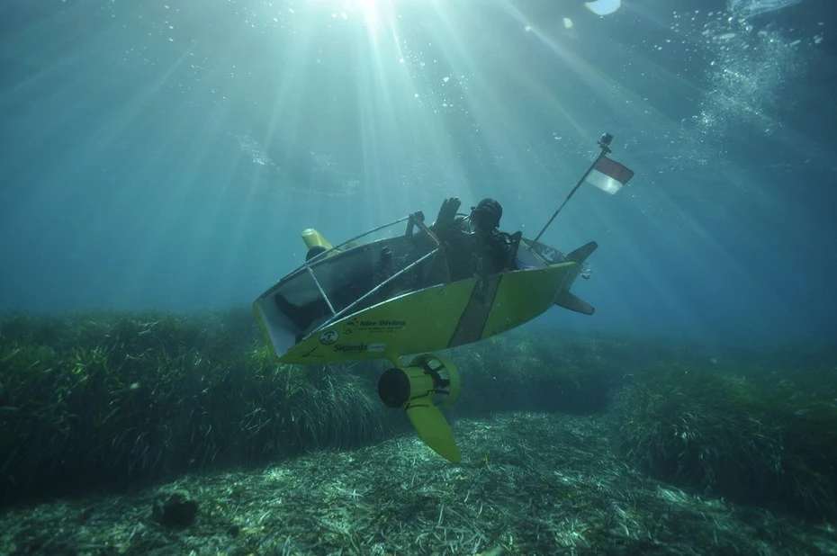 The Scubster Nemo's dual electric motors power speeds up to 4 knots (8 km/h)