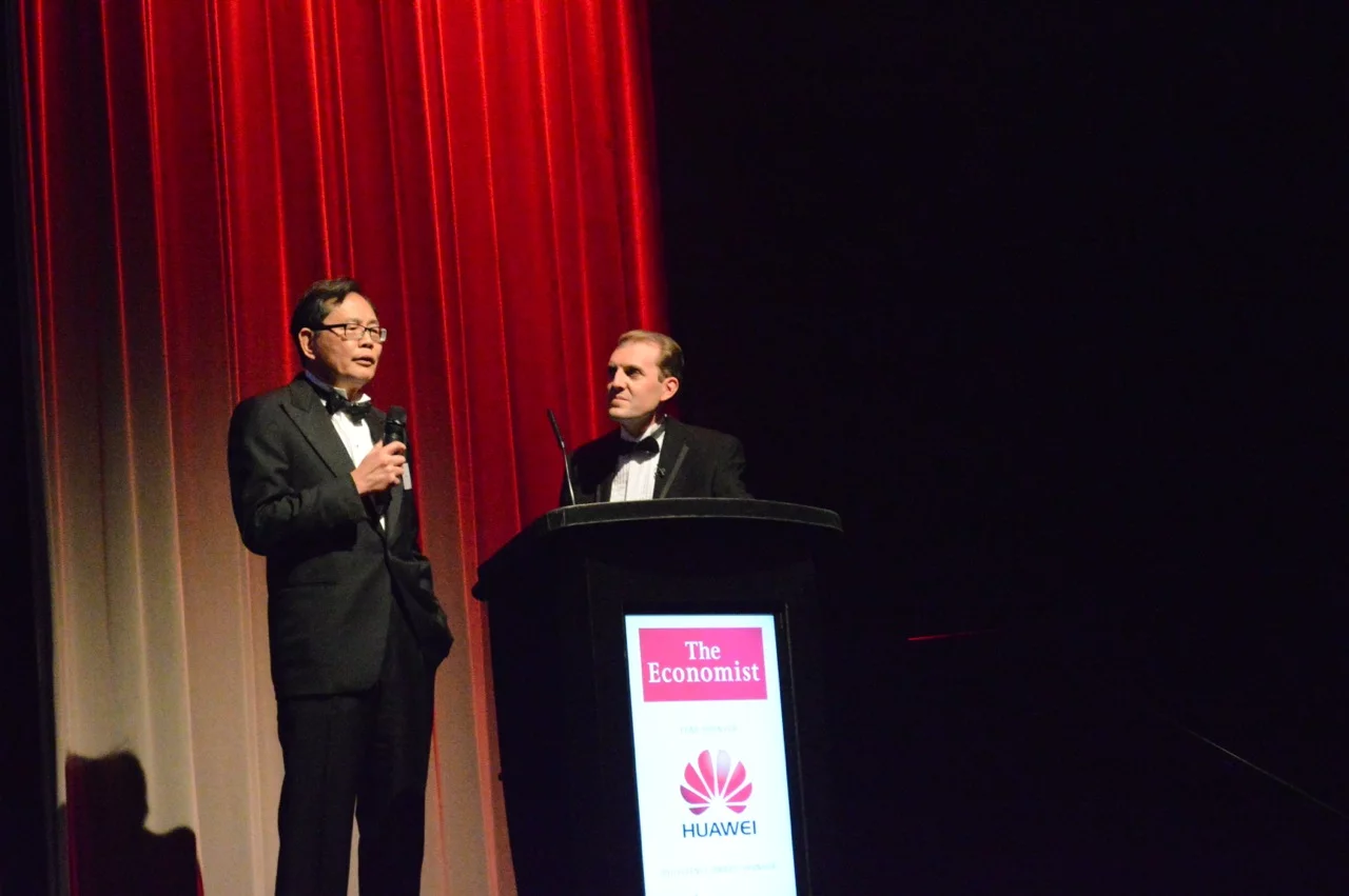 Garmin's Min Kao accepting the Consumer Products Award (Photo: Gizmag)