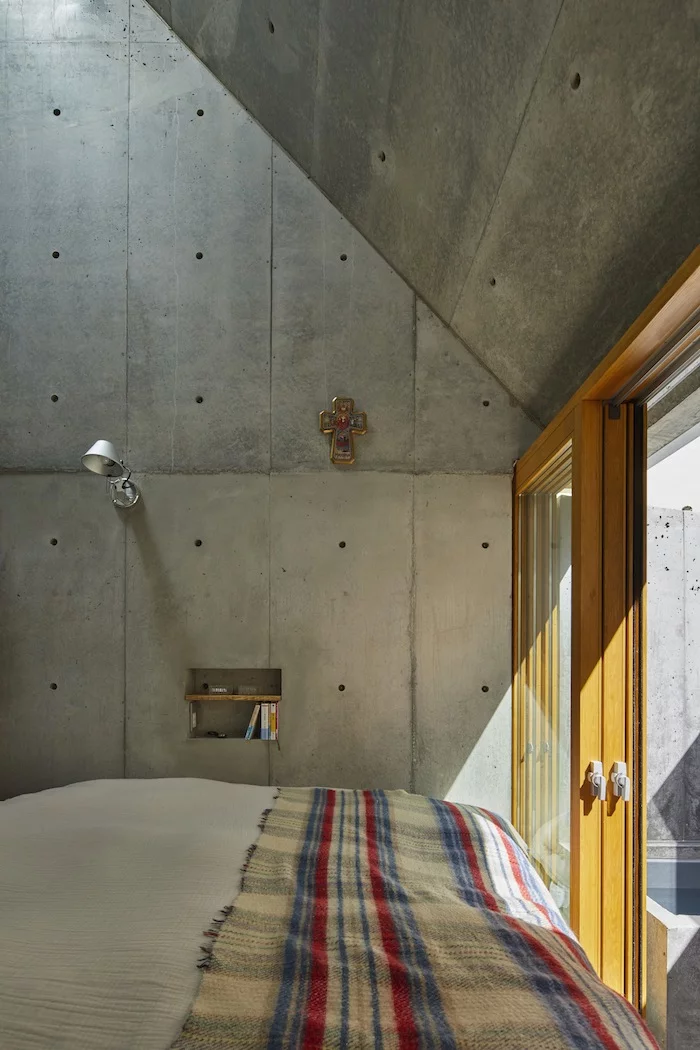 Love 2 House double bedroom looks out to the exterior courtyard and outdoor bathtub