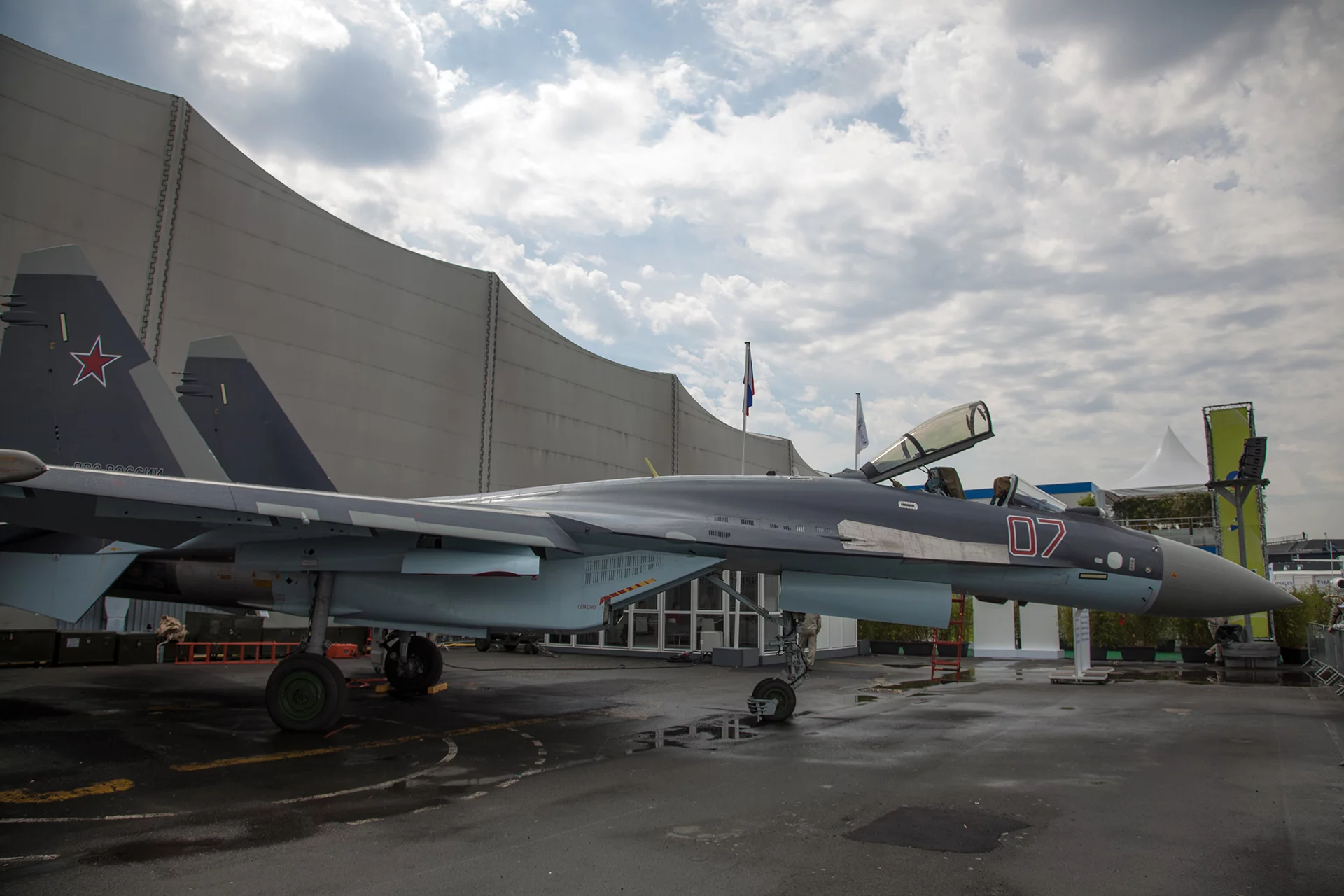 Sukhoi Su-35 on the ground (Photo: Noel McKeegan/Gizmag)