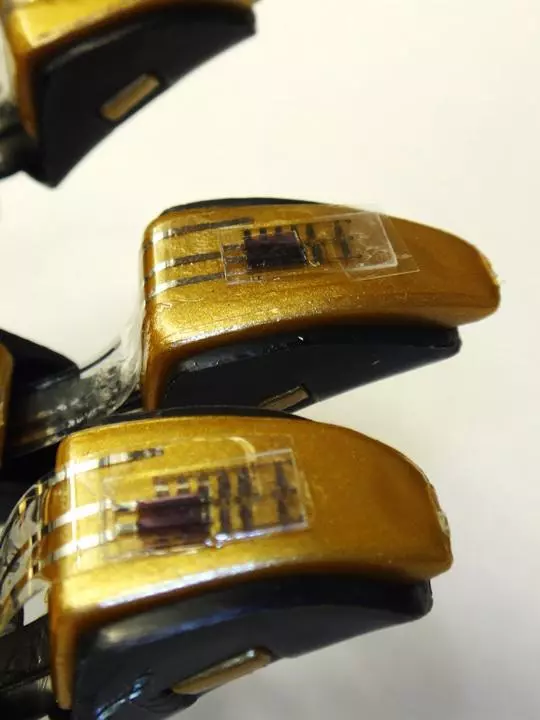 The flexible plastic skin is made up of multiple layers – one of those serves as a pressure sensor, while another houses an ink jet-printed organic electrical circuit