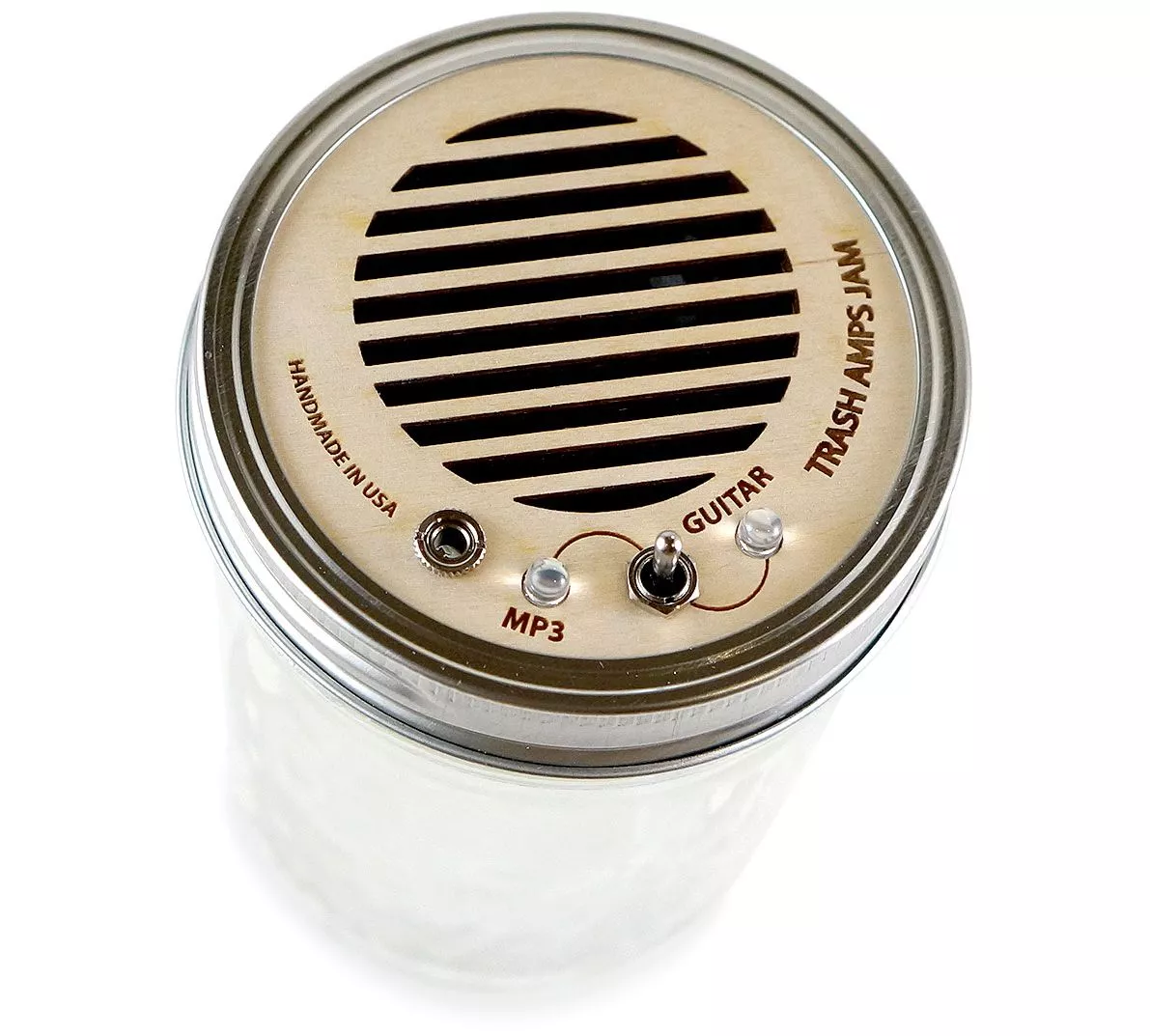 An input switch lets users choose between MP3 and guitar line-in levels