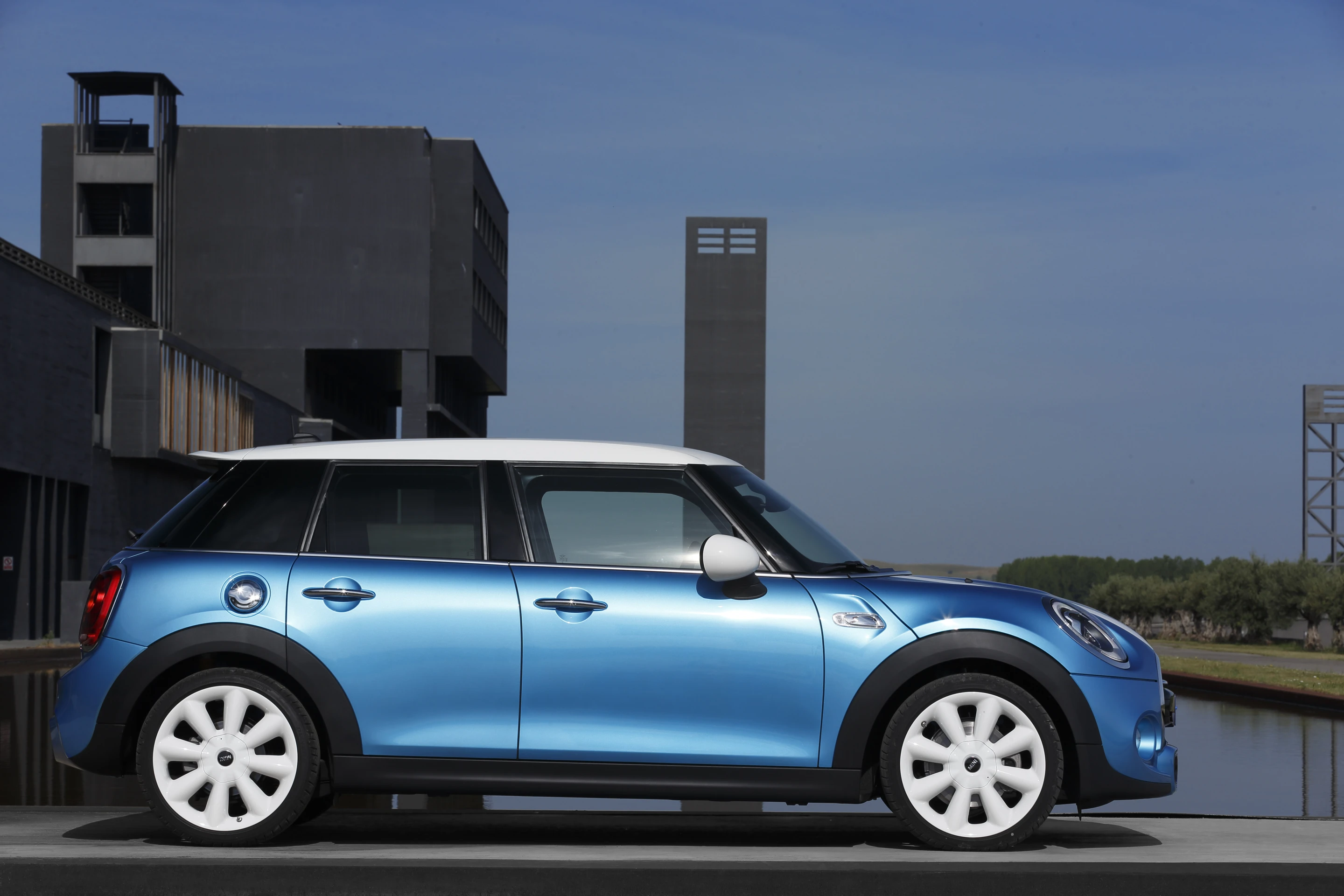 Side view of the 5-door Mini Cooper S