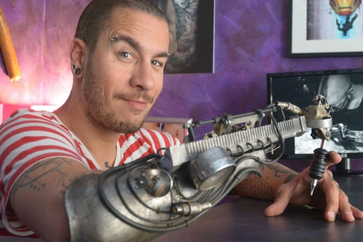JC Sheitan Tenet is currently using the inking prosthesis for fills, with details and lines still being done using his left hand