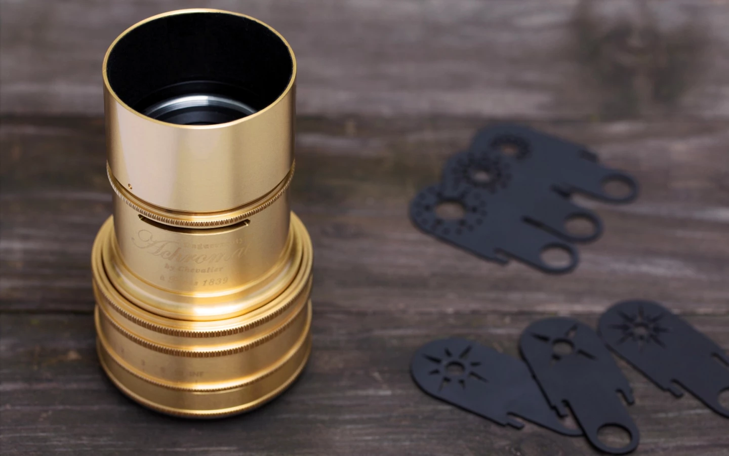 A Waterhouse Aperture plate system, where aperture plates are inserted into the lens, is again used to control aperture on the Lomography Daguerreotype Achromat Art Lens