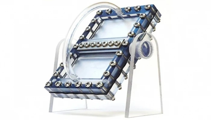 A new liquid battery prototype functions like an hourglass and could simplify the manufacturing process and use of liquid flow batteries