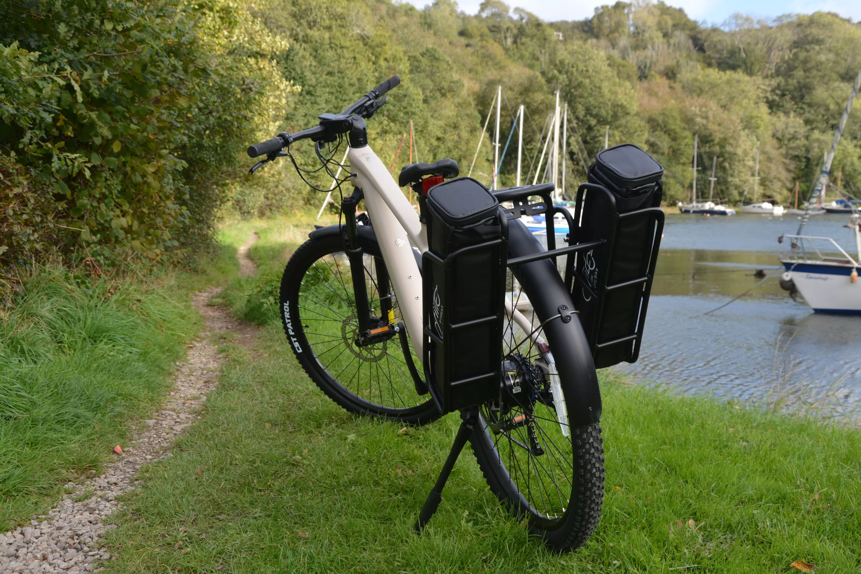 Twin exhausts on an ebike? The extended-range option ships as two spare downtube batteries plus weatherproof carry bags, which are slotted into a cage mounted to the rear rack