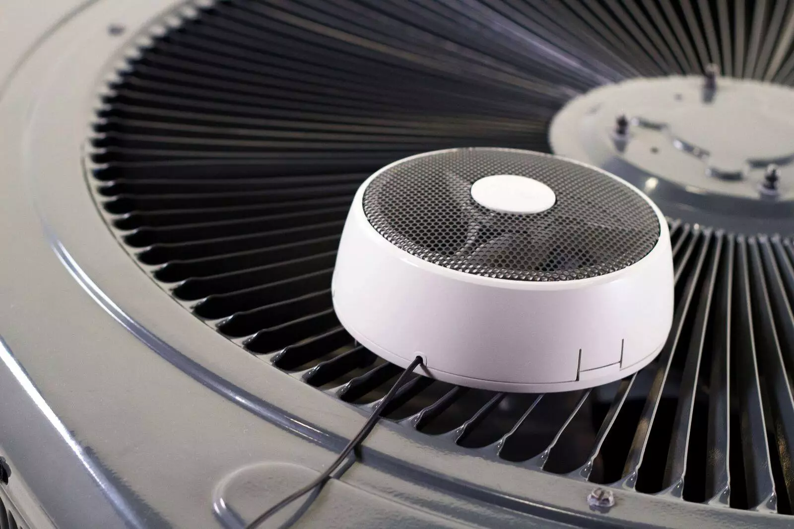 Mistbox is powered by a turbine which harvests energy from the exhaust gases of the host air conditioner