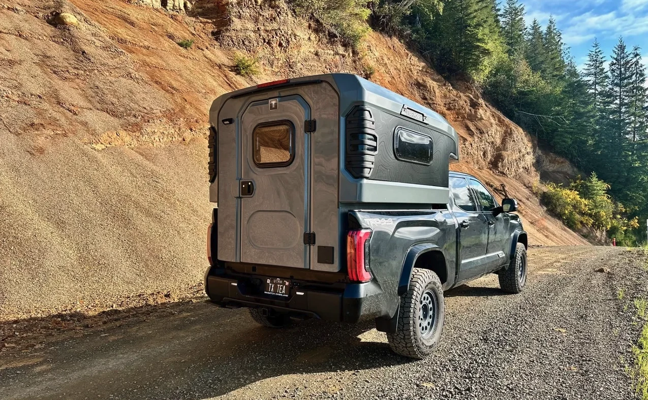 With its low weight and rugged, streamlined build, the Overlander is optimized for on-/off-road overland trips like few other pickup campers