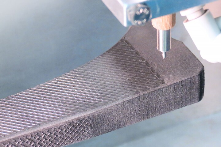 A 3D printer applies the dopamine-based adhesive to the three-dimensional titanium shaft of a hip joint