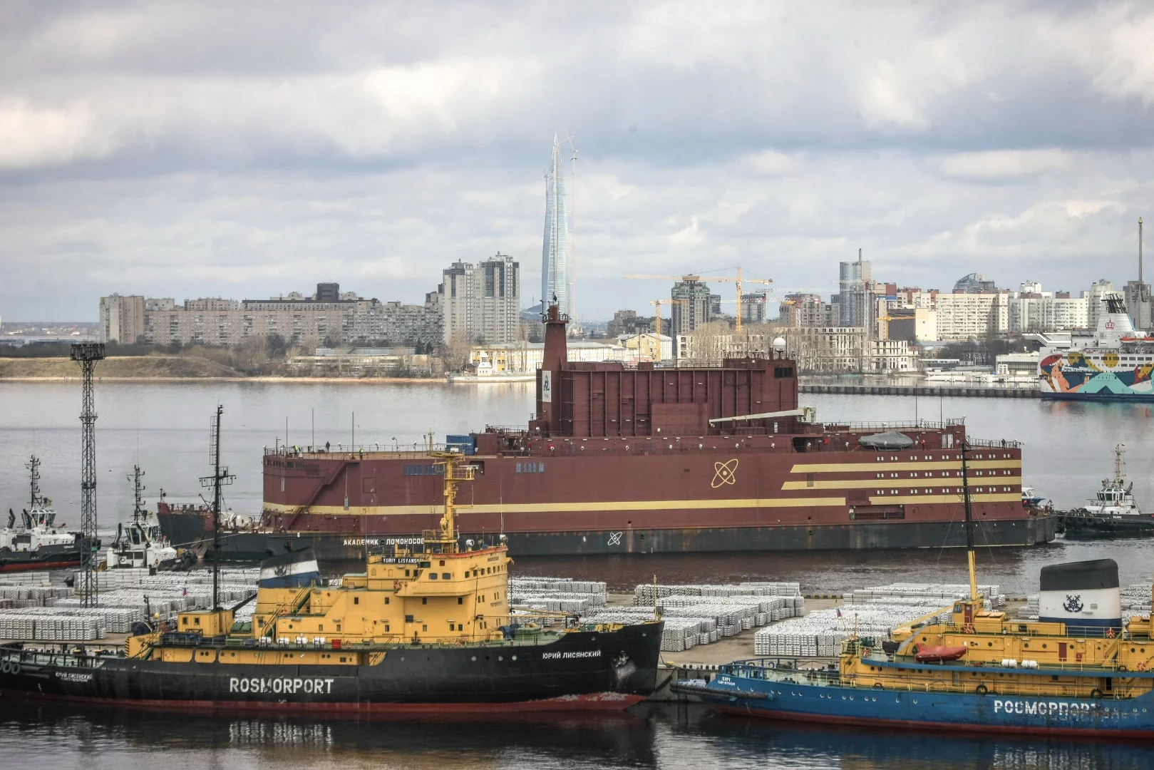 The “Akademik Lomonosov” leaves St. Petersburg under tow