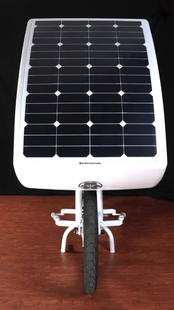 The 60-watt panel is located on the lid of the cargo box, adding 2 lb (907 g) to the weight of the bike