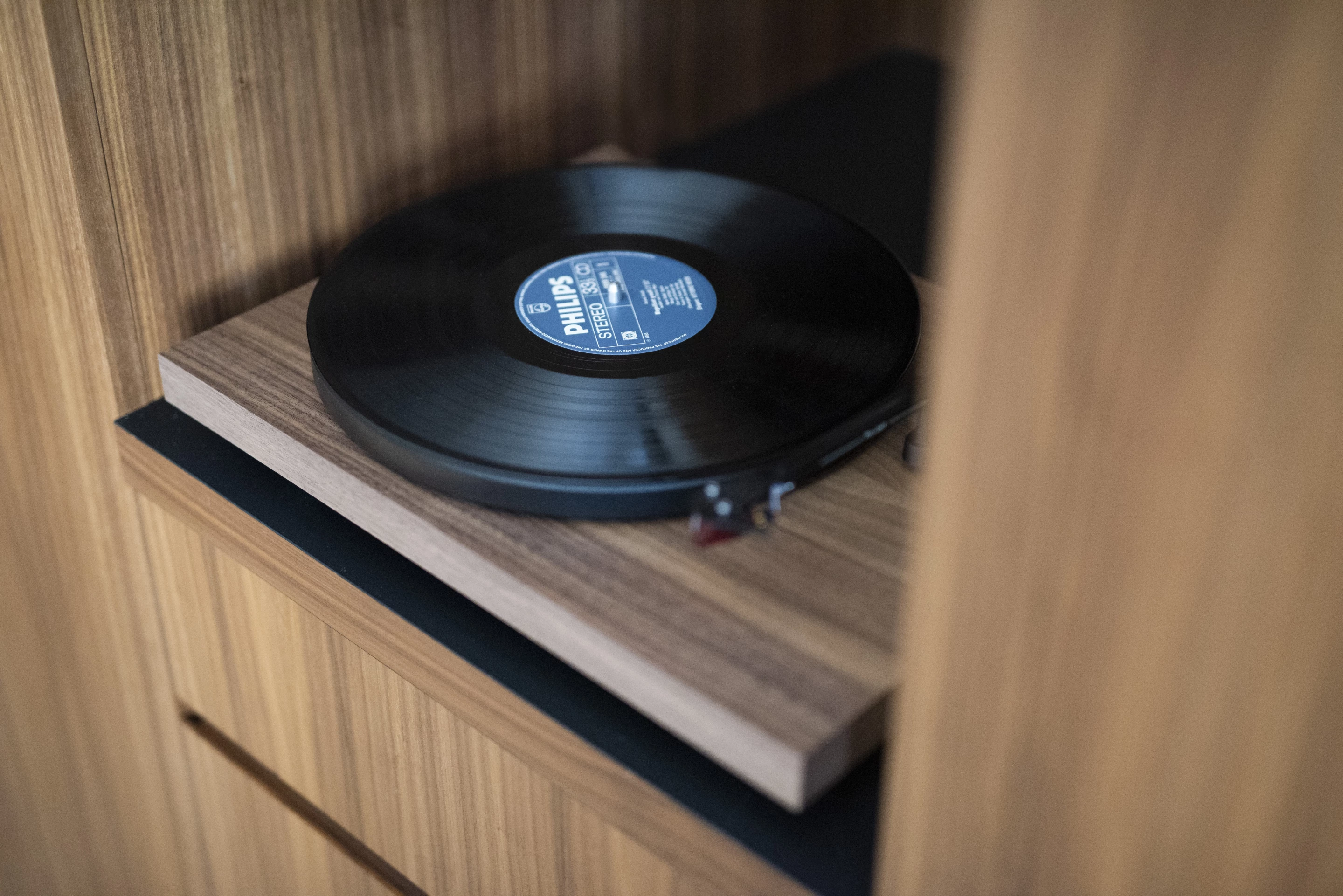 The Debut Carbon Evo comes supplied with a one-piece carbon tonearm with a pre-adjusted Ortofon 2M Red cartridge