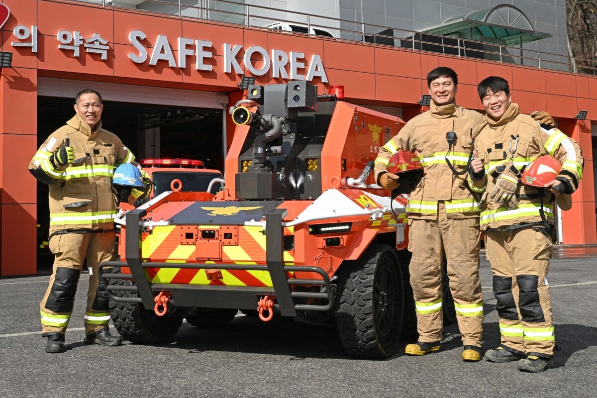 Video: Hyundai's firefighting robots lead the way into burning buildings
